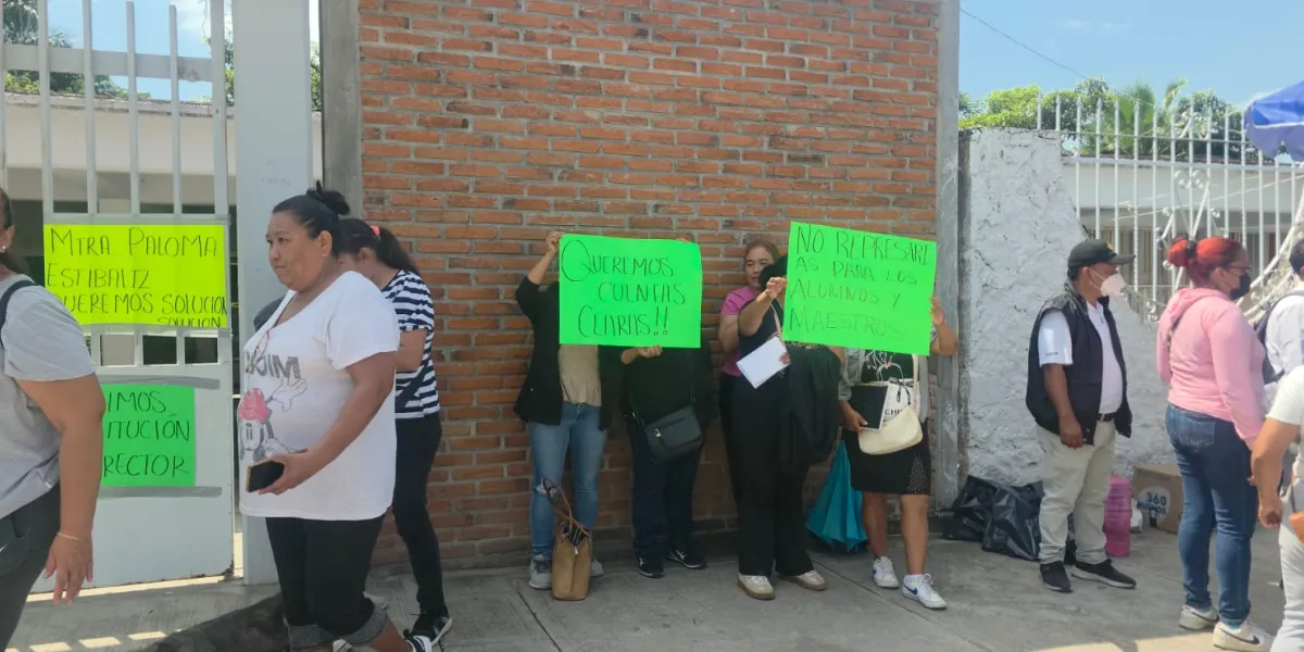 Exigen destitución de directora de secundaria en Apatlaco