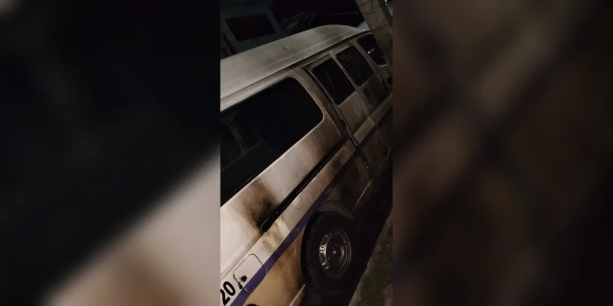 El propietario evitó que la unidad fuera consumida por el fuego; la Ruta Benito Juárez y la Ruta 5 interrumpieron recorridos.