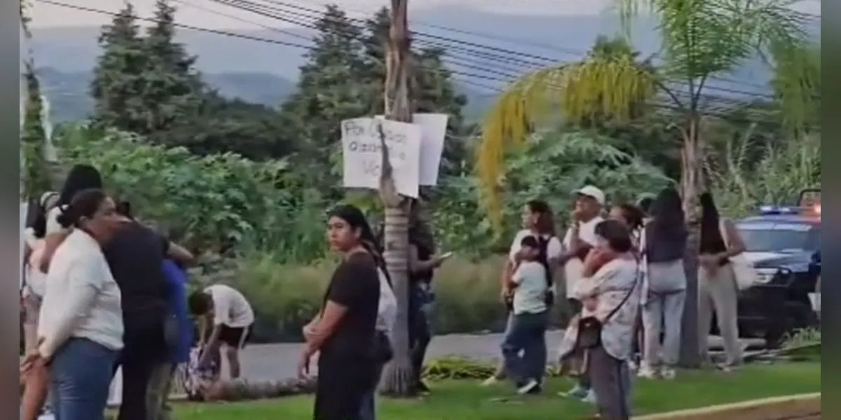Comunidad escolar y familiares bloquearon vialidades