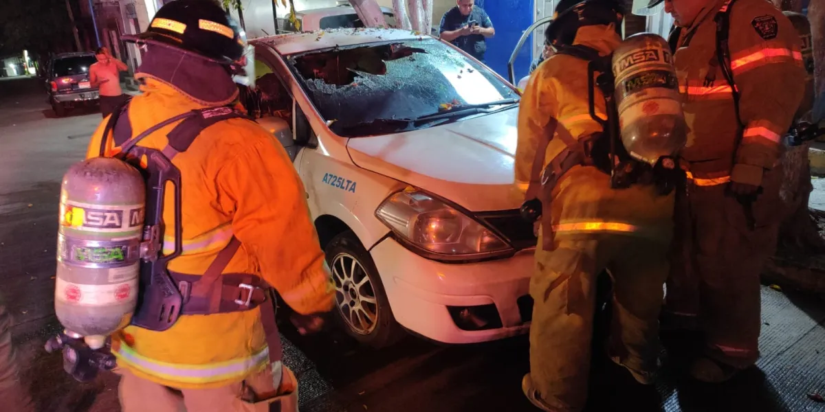 Un taxi quedó severamente dañado por un incendio registrado en el cruce de Huexca y Pedro María Anaya; hasta ahora no existe una causa oficial del siniestro.