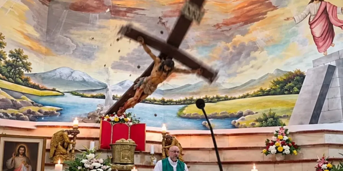 Muere sacerdotes tras impacto por una cruz durante transmisión en directo
