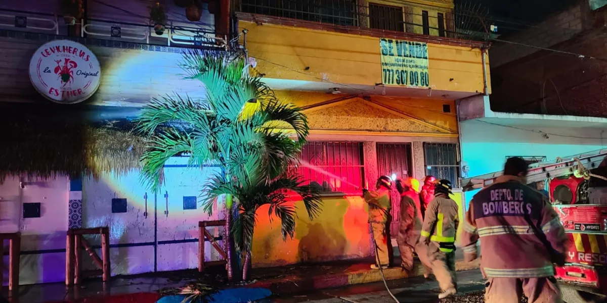 Bomberos controlan fuego en cevichería en Cuautla 