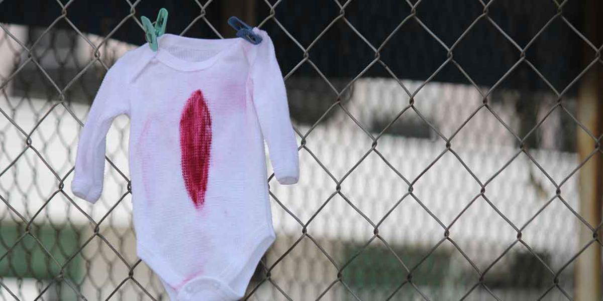 Papás de bebé aparecido en penal de San Miguel reclaman cuerpo ante la FGE