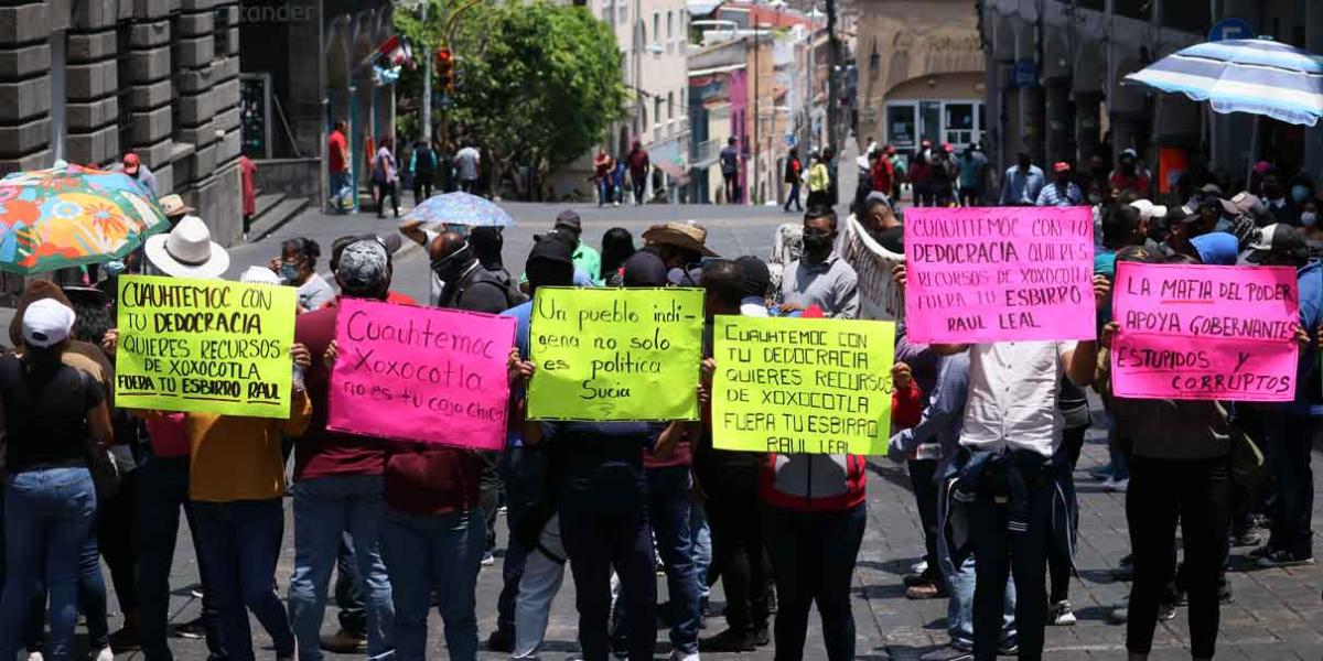Entre gritos y cohetones, protestan vecinos de Xoxocotla en Cuernavaca 