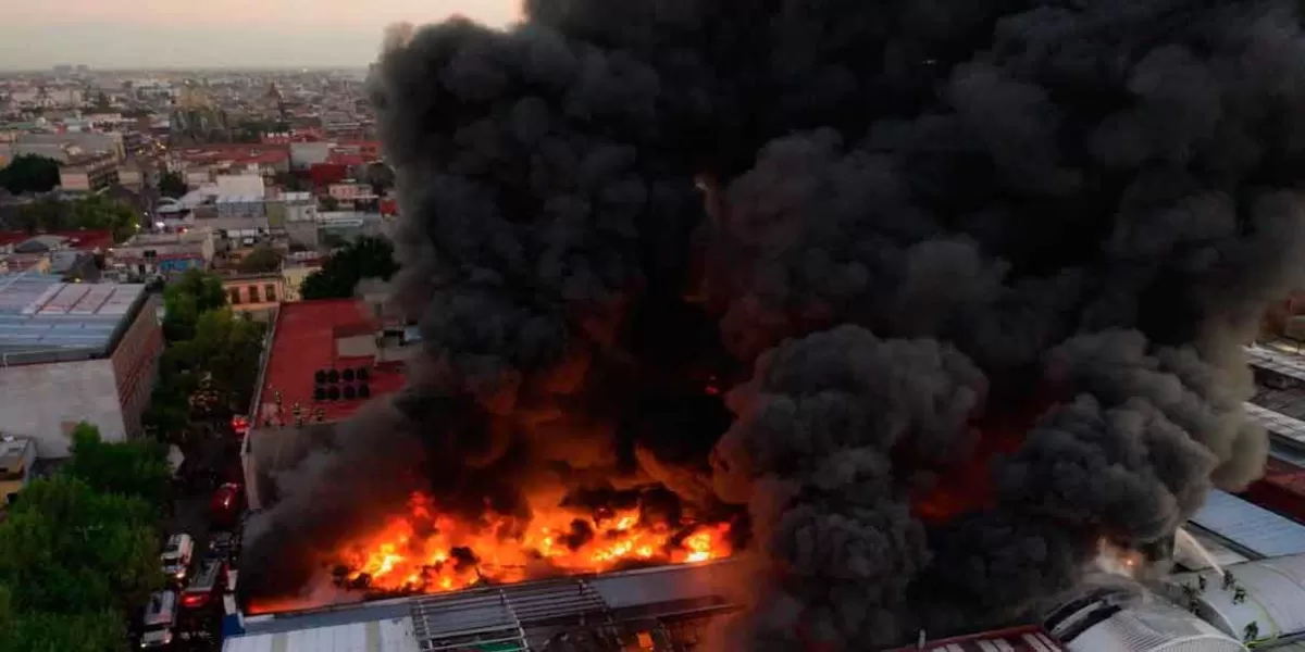 Así se vio el FUERTE INCENDI0 en bodega de Tepito; evacuaron a 500 personas