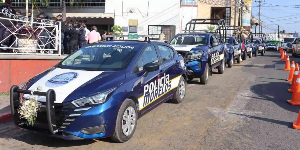 Encabeza alcadesa de Temixco Juanita Ocampo entrega de patrullas y uniformes para policías