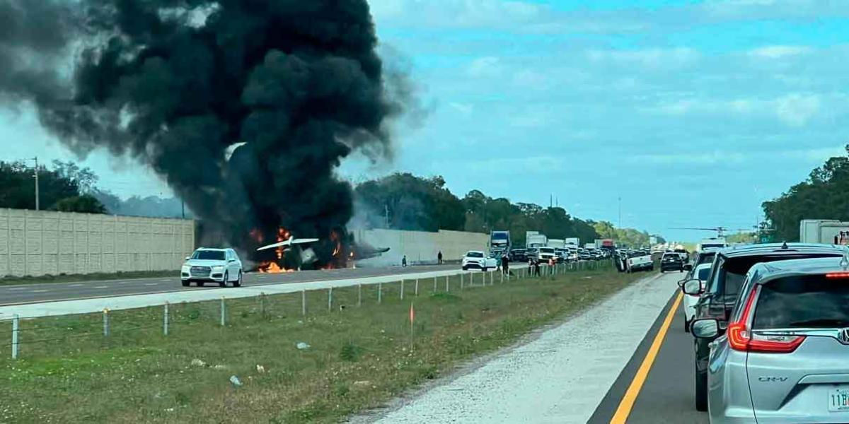 Avión se estrella y se incendia en autopista de Florida en aterrizaje forzoso; hay dos muertos