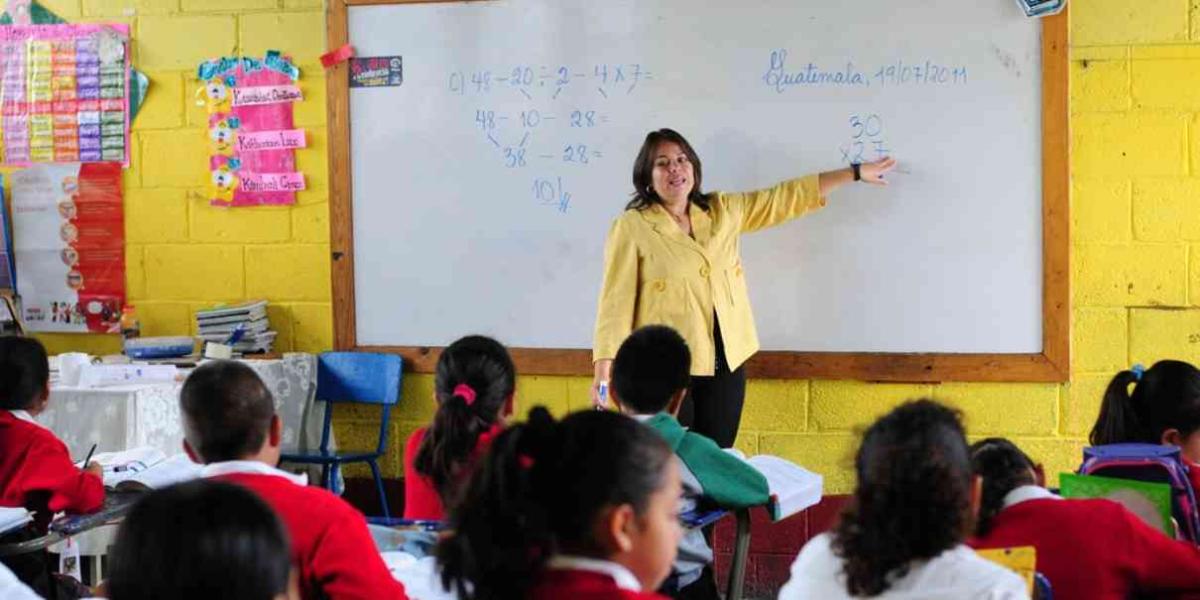 Profesores mal pagados y las maestras ganan menos: IMCO