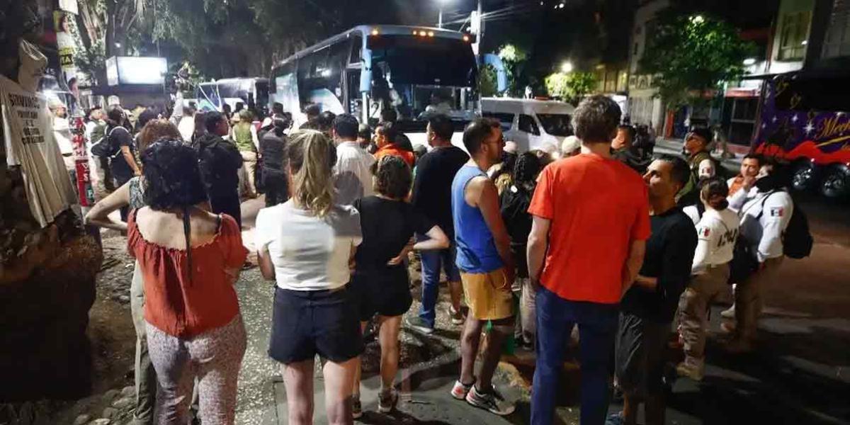 Autoridades desalojan a migrantes en la plaza Giordano Bruno en la CDMX 