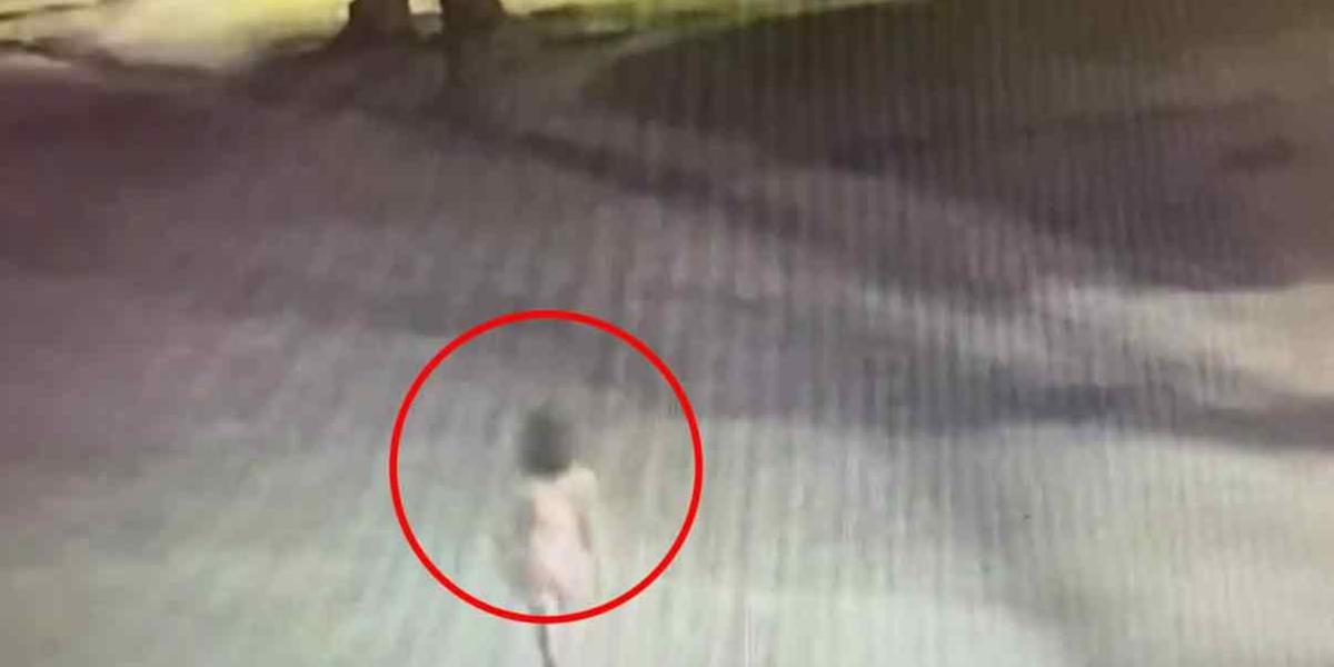 Escalofriante. Captan a niña camina sola por la calle desaparece frente a cámara de seguridad en Torreón