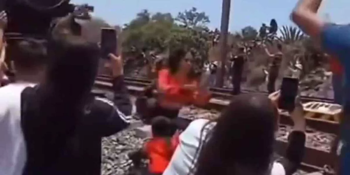 Muere joven por intentar sacarse selfie a lado de ferrocarril