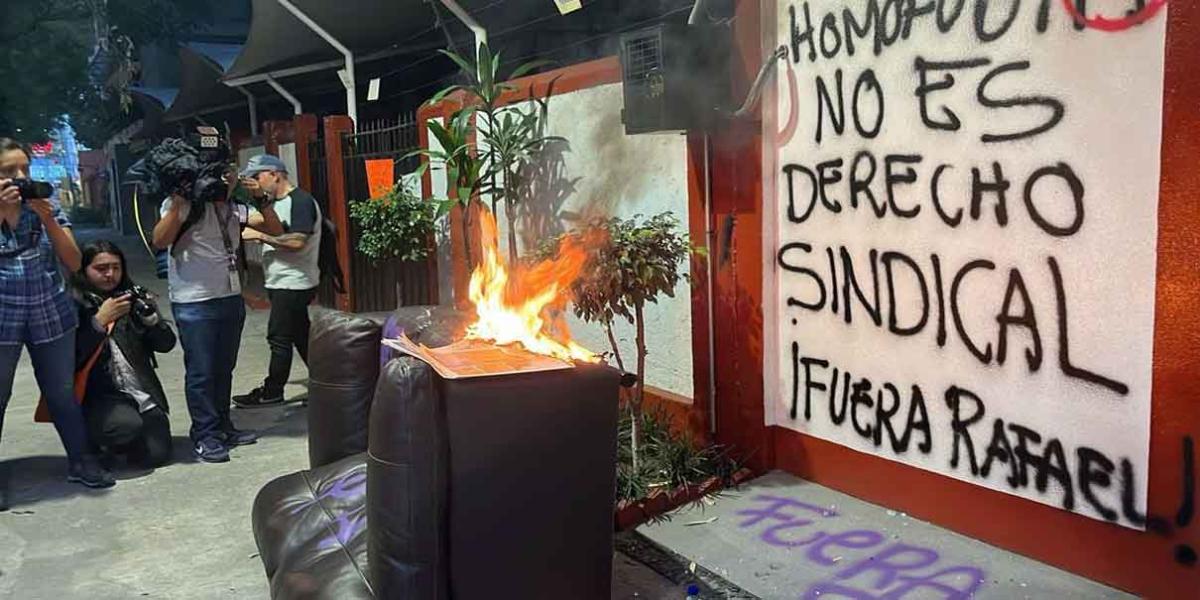 Vandalizan oficinas del sindicato del Infonavit tras romper una bandera de la comunidad LGBTIQ+