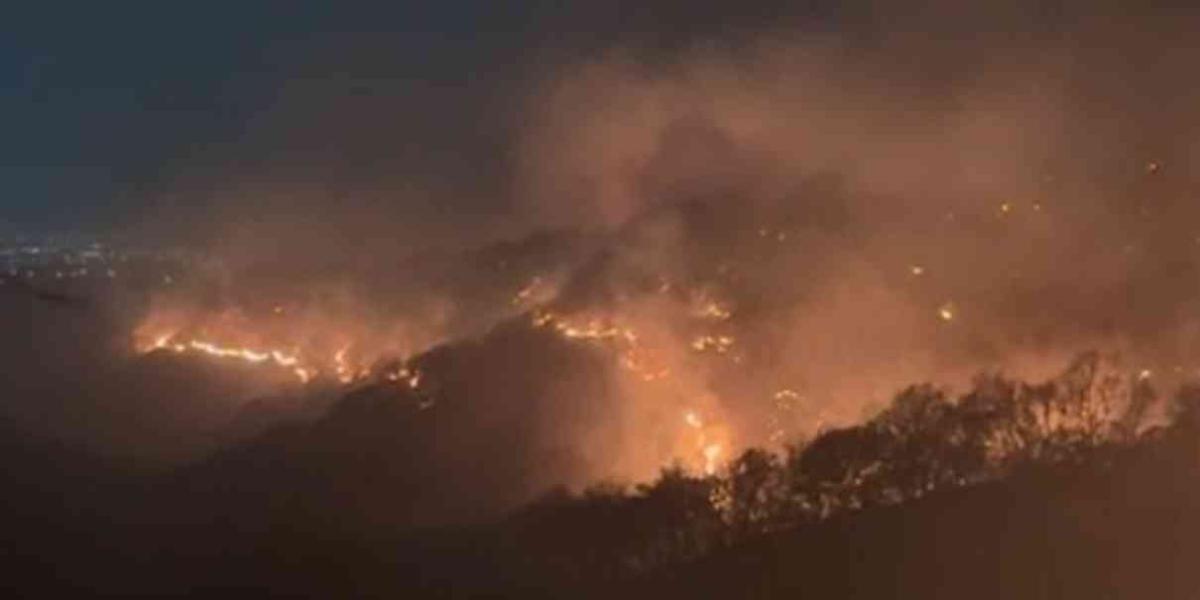 Incendio no controlado en colonias Del Bosque y Lomas de Tetela