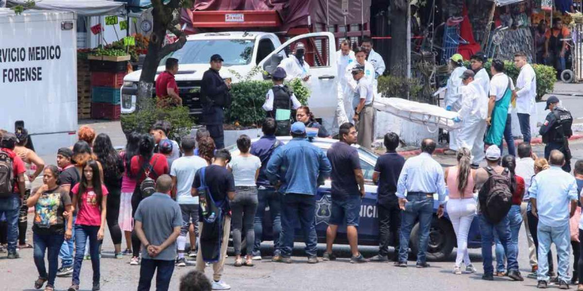 A pleno día, doble homicidio de comerciantes en circuito del mercado Adolfo López Mateos