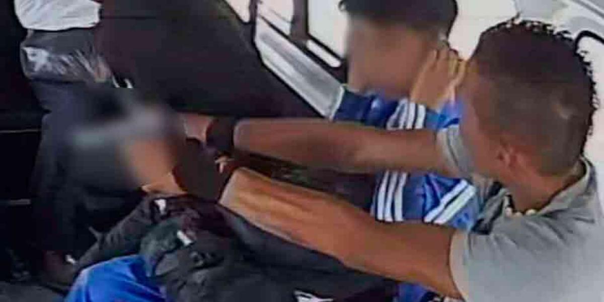 Asaltante que amenazó con "volar" la cara a pasajeros de transporte público en Naucalpan fue detenido