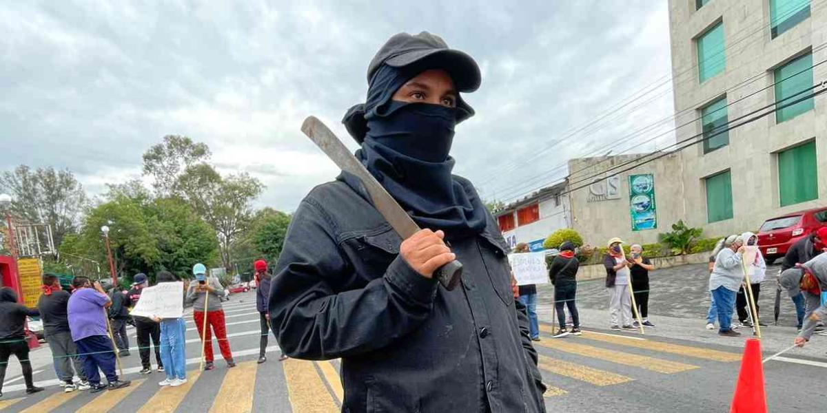 En Ahuacatitlán se armaron con machetes y palos para hacer frente a la extorsión