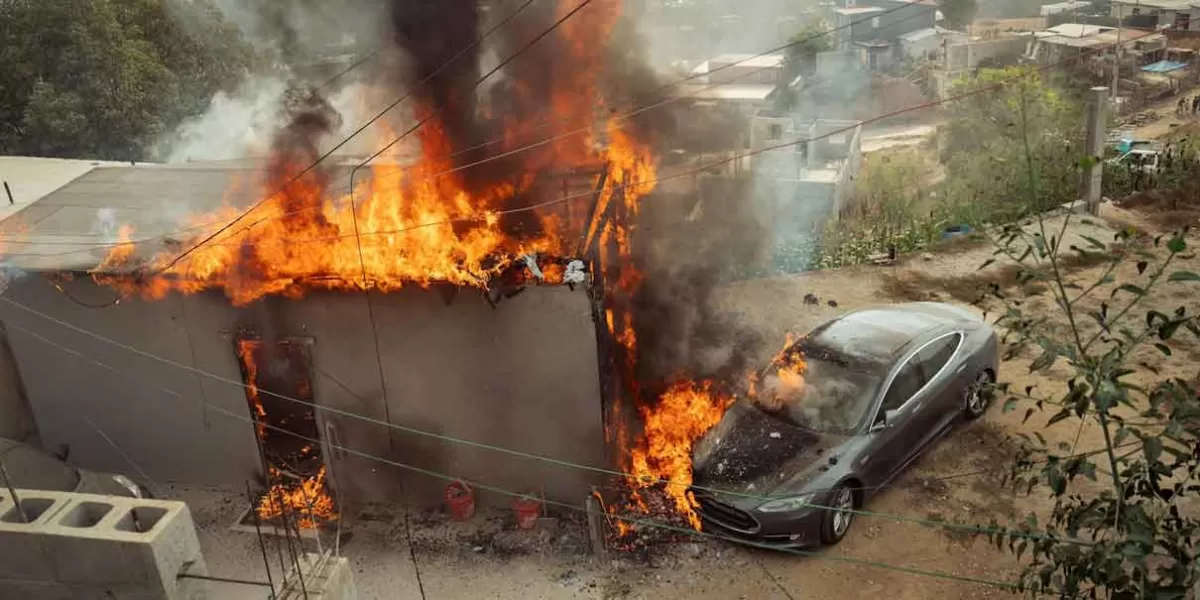 Gringo enchufa su Tesla a un “diablito” en Tijuana y termina en llamas 