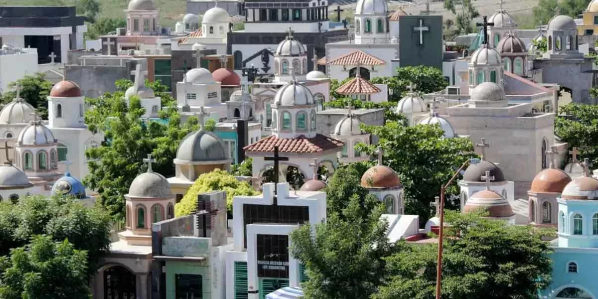 Hallan fosa clandestina con restos humanos cerca de lujoso cementerio en Culiacán