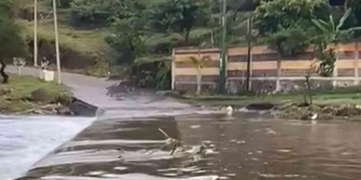 Rescatan a hombres que quedaron atrapados en paso a desnivel inundado 