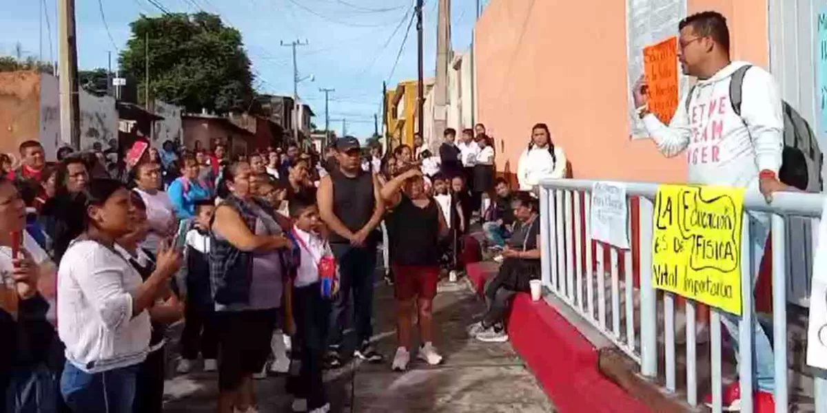 Paro en primaria de Temixco; padres de familia exigen designación de maestro