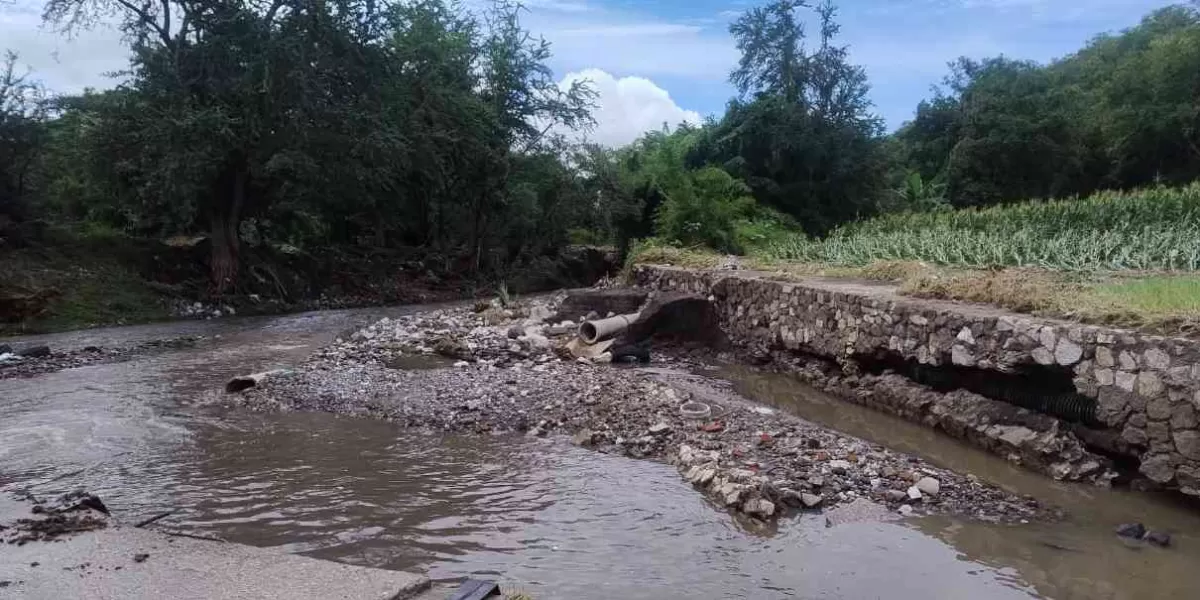 Por intensas lluvias, colapsa vado de Anenecuilco en Ayala