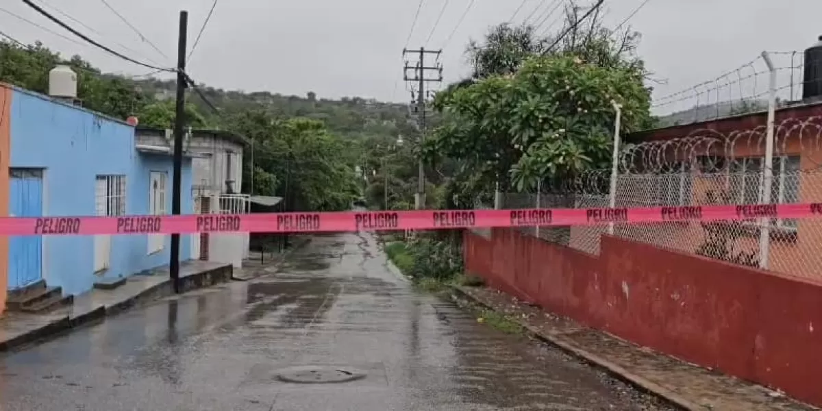 Ciudadanos ponen en riesgo su vida; no respetan delimitación de vados y puentes afectados en Ayala