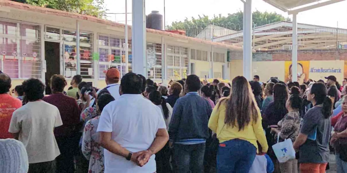 Sin resolver conflicto en primaria de Cuautla, padres exigen destitución de director