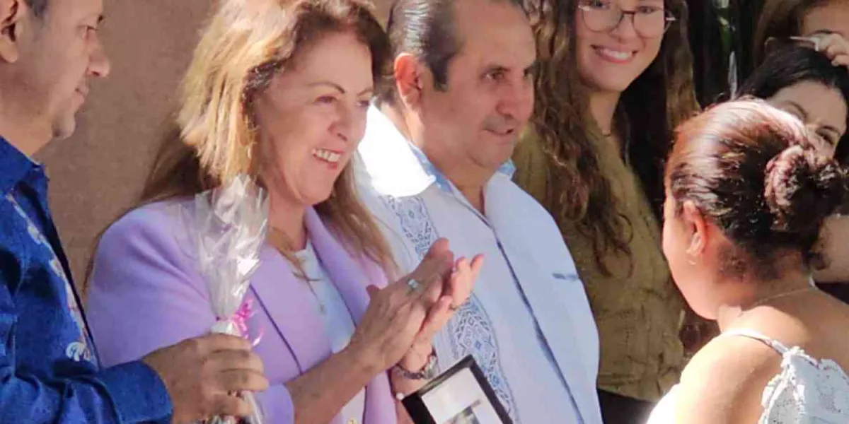 Entrega Margarita González Saravia reconocimientos y créditos a mujeres emprendedoras 