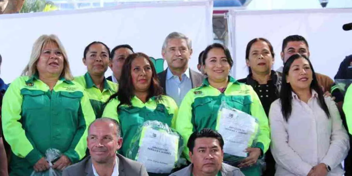 Entrega Cuernavaca uniformes a personal de limpieza 