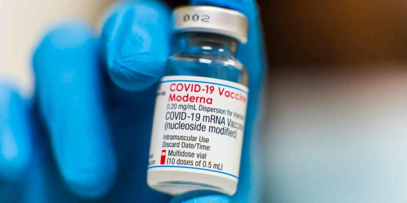 Estudio revela que vacuna de Moderna es más efectiva que Pfizer para prevenir hospitalizaciones