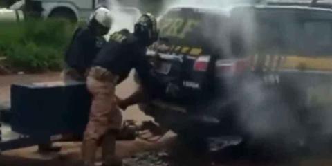 Policía brasileña gasea a un hombre hasta la muerte en la cajuela de auto