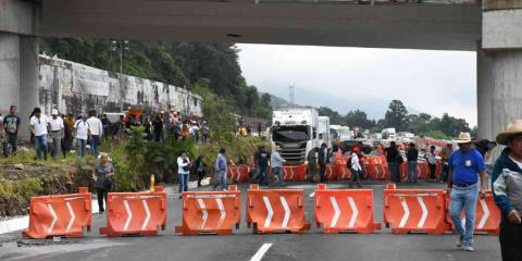 Comuneros y vecinos de Tepoztlán bloquean la caseta