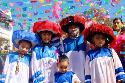  Más de 3 mil niños y niñas brincaron al son del chinelo representando a sus planteles educativos en el tradicional Carnaval Infantil 2025. 