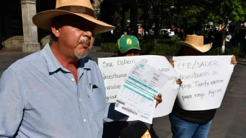 Con pancartas en las manos, los productores se manifestaron la mañana de este lunes, frente a la sede del Poder Ejecutivo, urgiendo la instalación de una mesa de diálogo. 
