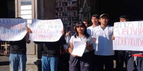  Bernabé Xilitla, director del plantel acompañado por un comité representativo de los estudiantes, frente a la sede del Poder Ejecutivo  (FOTO: Dulce Maya)
