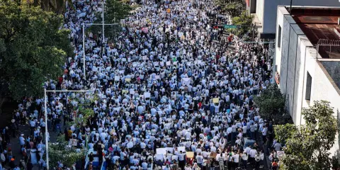 Nueva marcha en Culiacán eleva la presión contra el gobernador Rocha