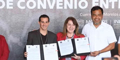 Rommel Pacheco, Margarita González Saravia y Juan Feliep Domínguez, firman el convenio.