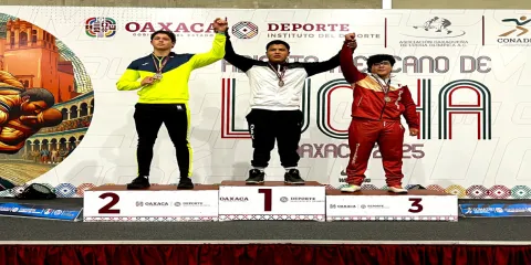 Atletas son premiados tras su participación en el evento nacional de luchas asociadas.