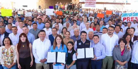 Autoridades, empresarios y miembros de la sociedad civil firmaron el acuerdo por el derecho humano al agua.