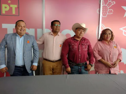 La presienta del PT, Tania Valentina, el alcalde Amacuzac Noé Reynoso, el regidor Santiago Méndez y el diputado local, Beto Sánchez 