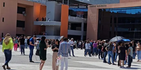 trabajadores, fueron desalojados de sus oficinas para resguardarse y evitar un peligro que pudiera ocasionar daños.