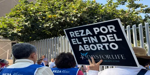 Integrantes de grupos religiosos se manifestaron ante el Congreso Local