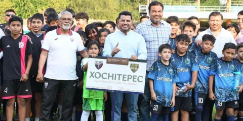 Autoridades inauguran la escuela del Atlante.
