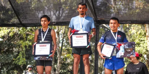 Autoridades premiaron a los ganadores de la rama varonil categoría libre.