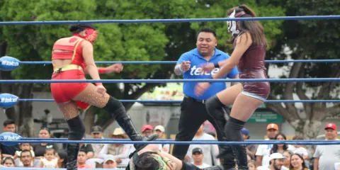 Luchadoras también dieron espectáculo en el municipio.
