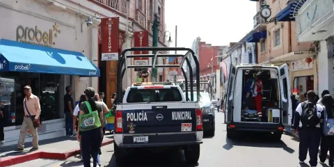 Al presenciar la llegada de policías, intentó quitarse la vida para no ser detenido.