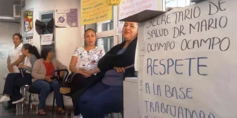 Trabajadores de Salud en paro de brazos caídos
