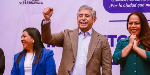 Cabildo de Cuernavaca entrega constancias de mayoría a nuevos ayudantes municipales 