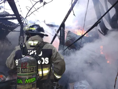 Rápida intervención de bomberos controla incendio en domicilio de Cuautla 