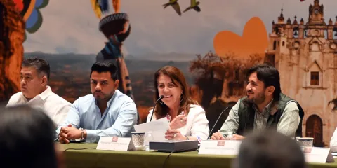 Margarita González Saravia, gobernadora de Morelos acompañada del alcalde de Xochitepec, Roberto Flores Zúñiga y de empresarios